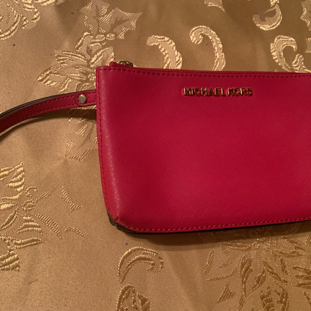 Michael Kors ADORABLE two-toned red wristlet! 🔥
